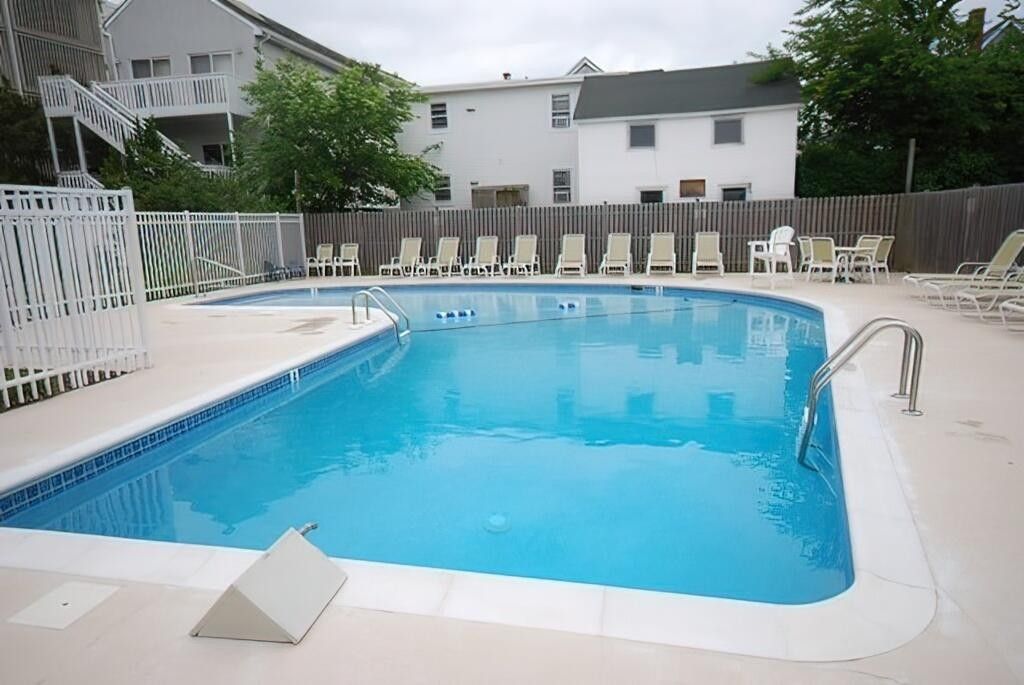 Edgewater House pool